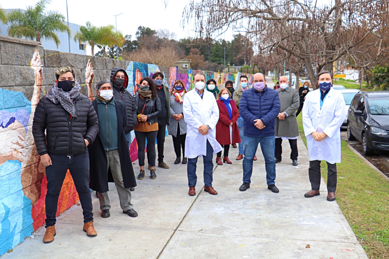 Se inauguró el mural que simboliza el abrazo al hospital