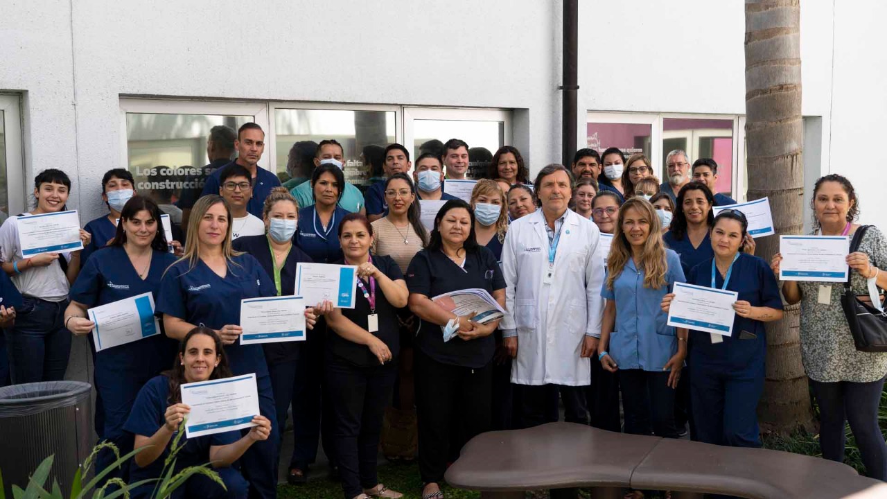 Entrega de certificados de capacitación al equipo de enfermería del Hospital